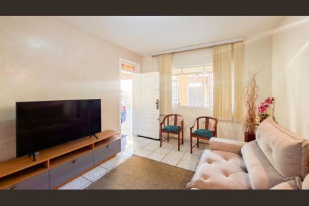 Casa à venda com 253m², 5 quartos e 4 vagas Casa à venda com 253m², 5 quartos e 4 vagasSala