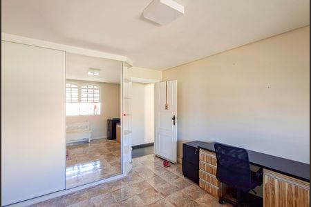 Casa à venda com 253m², 5 quartos e 4 vagas Casa à venda com 253m², 5 quartos e 4 vagasQuarto 2