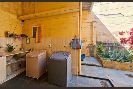 Casa à venda com 253m², 5 quartos e 4 vagas Casa à venda com 253m², 5 quartos e 4 vagasÁrea de Serviço