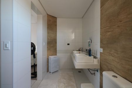 Casa à venda com 490m², 4 quartos e 5 vagas Casa à venda com 490m², 4 quartos e 5 vagasBanheiro da Suíte 1