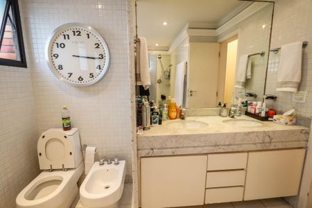 Apartamento à venda com 235m², 4 quartos e 4 vagas Apartamento à venda com 235m², 4 quartos e 4 vagasBanheiro da Suite 1