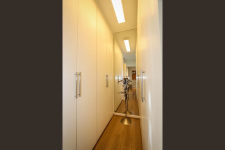 Apartamento à venda com 235m², 4 quartos e 4 vagas Apartamento à venda com 235m², 4 quartos e 4 vagasCloset da Suite 1