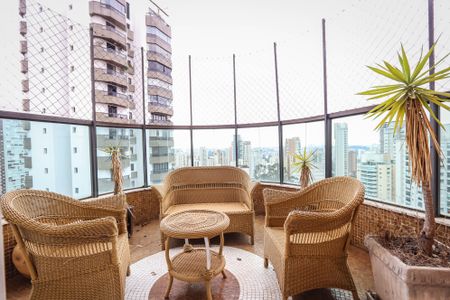 Apartamento à venda com 235m², 4 quartos e 4 vagas Apartamento à venda com 235m², 4 quartos e 4 vagasVaranda