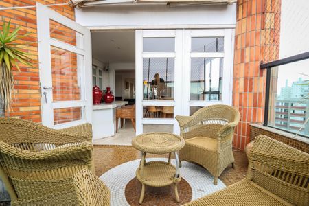 Apartamento à venda com 235m², 4 quartos e 4 vagas Apartamento à venda com 235m², 4 quartos e 4 vagasVaranda