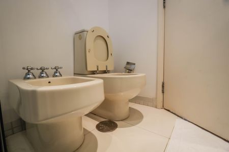 Apartamento à venda com 235m², 4 quartos e 4 vagas Apartamento à venda com 235m², 4 quartos e 4 vagasBanheiro da Suite 2