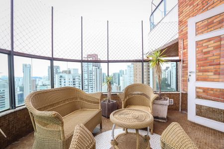 Apartamento à venda com 235m², 4 quartos e 4 vagas Apartamento à venda com 235m², 4 quartos e 4 vagasVaranda