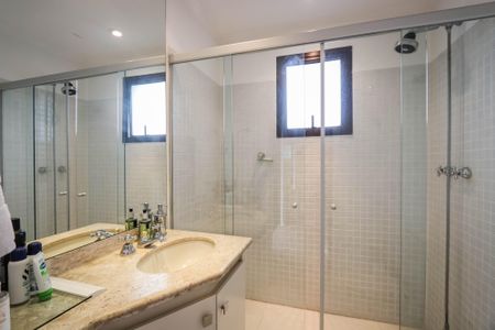 Apartamento à venda com 235m², 4 quartos e 4 vagas Apartamento à venda com 235m², 4 quartos e 4 vagasBanheiro da Suite 3