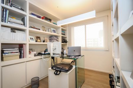 Apartamento à venda com 235m², 4 quartos e 4 vagas Apartamento à venda com 235m², 4 quartos e 4 vagasEscritório