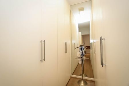 Apartamento à venda com 235m², 4 quartos e 4 vagas Apartamento à venda com 235m², 4 quartos e 4 vagasCloset da Suite 1