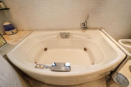 Apartamento à venda com 235m², 4 quartos e 4 vagas Apartamento à venda com 235m², 4 quartos e 4 vagasBanheiro da Suite 1