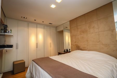 Apartamento à venda com 235m², 4 quartos e 4 vagas Apartamento à venda com 235m², 4 quartos e 4 vagasSuite 1