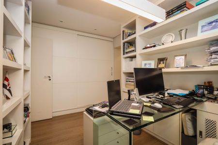 Apartamento à venda com 235m², 4 quartos e 4 vagas Apartamento à venda com 235m², 4 quartos e 4 vagasEscritório