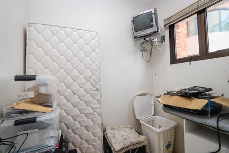 Apartamento à venda com 235m², 4 quartos e 4 vagas Apartamento à venda com 235m², 4 quartos e 4 vagasQuarto de Serviço