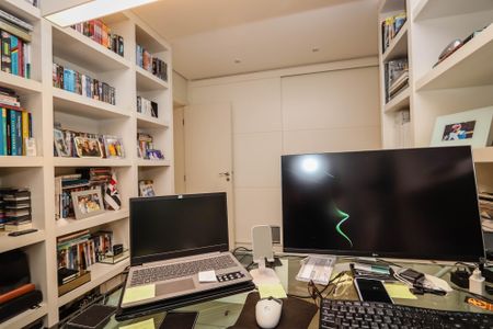 Apartamento à venda com 235m², 4 quartos e 4 vagas Apartamento à venda com 235m², 4 quartos e 4 vagasEscritório