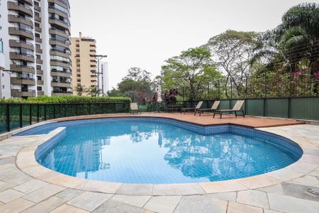 Apartamento à venda com 235m², 4 quartos e 4 vagas Apartamento à venda com 235m², 4 quartos e 4 vagasÁrea comum - Piscina