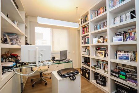 Apartamento à venda com 235m², 4 quartos e 4 vagas Apartamento à venda com 235m², 4 quartos e 4 vagasEscritório