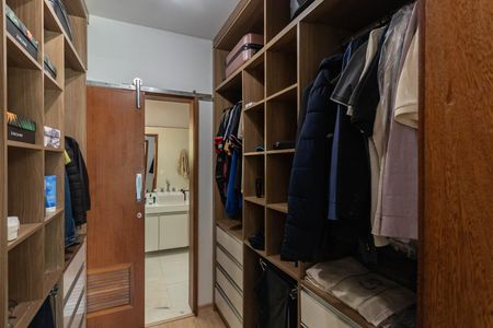 Casa à venda com 250m², 4 quartos e 3 vagasCloset Suíte 1