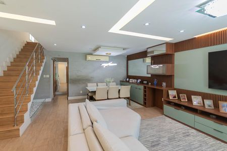 Sala de casa à venda com 4 quartos, 250m² em Grajaú, Rio de Janeiro