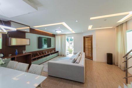 Casa à venda com 250m², 4 quartos e 3 vagasSala