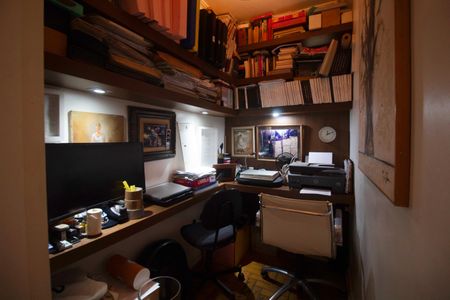 Apartamento à venda com 180m², 3 quartos e 1 vaga Apartamento à venda com 180m², 3 quartos e 1 vagaEscritório