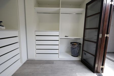 Casa à venda com 258m², 3 quartos e 2 vagasCloset