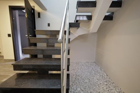 Casa à venda com 258m², 3 quartos e 2 vagasEscada