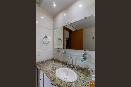 Apartamento à venda com 230m², 3 quartos e 3 vagas Apartamento à venda com 230m², 3 quartos e 3 vagasBanheiro da Suíte