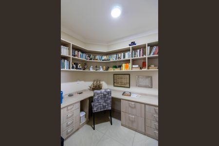 Apartamento à venda com 230m², 3 quartos e 3 vagas Apartamento à venda com 230m², 3 quartos e 3 vagasEscritorio