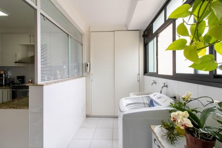 Apartamento à venda com 230m², 3 quartos e 3 vagas Apartamento à venda com 230m², 3 quartos e 3 vagasArea de Serviço