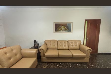 Casa à venda com 246m², 4 quartos e 2 vagas Casa à venda com 246m², 4 quartos e 2 vagasSala