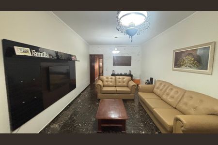 Casa à venda com 246m², 4 quartos e 2 vagas Casa à venda com 246m², 4 quartos e 2 vagasSala