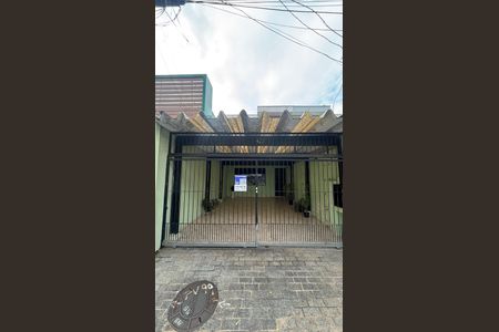 Casa à venda com 246m², 4 quartos e 2 vagas Casa à venda com 246m², 4 quartos e 2 vagasFachada