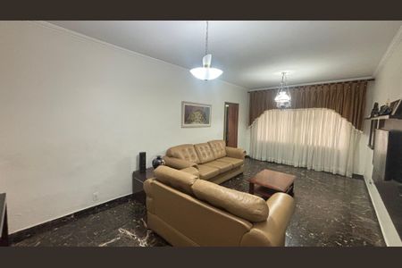 Casa à venda com 246m², 4 quartos e 2 vagas Casa à venda com 246m², 4 quartos e 2 vagasSala