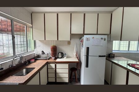 Casa à venda com 246m², 4 quartos e 2 vagas Casa à venda com 246m², 4 quartos e 2 vagasCozinha