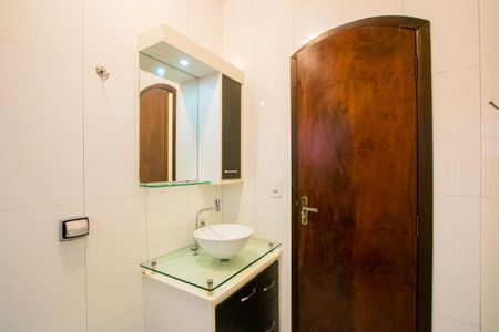 Casa à venda com 158m², 2 quartos e 2 vagas Casa à venda com 158m², 2 quartos e 2 vagasBanheiro social