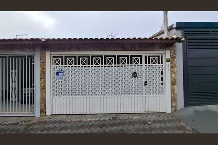 Casa à venda com 158m², 2 quartos e 2 vagas Casa à venda com 158m², 2 quartos e 2 vagasFachada