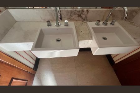 Casa de condomínio à venda com 800m², 5 quartos e 4 vagas Casa de condomínio à venda com 800m², 5 quartos e 4 vagasBanheiro da Suíte 1 e 2