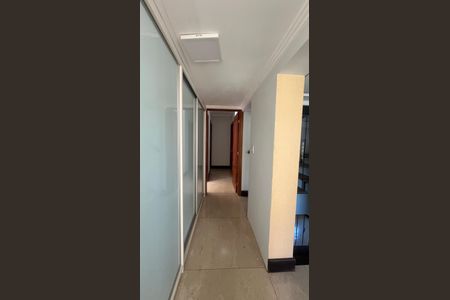 Casa de condomínio à venda com 800m², 5 quartos e 4 vagas Casa de condomínio à venda com 800m², 5 quartos e 4 vagasCorredor