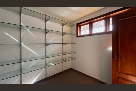 Casa de condomínio à venda com 800m², 5 quartos e 4 vagas Casa de condomínio à venda com 800m², 5 quartos e 4 vagasDespensa do Quintal