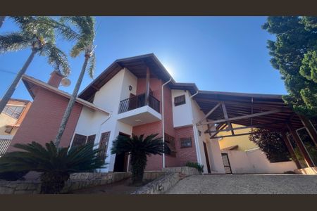 Casa de condomínio à venda com 800m², 5 quartos e 4 vagas Casa de condomínio à venda com 800m², 5 quartos e 4 vagasFachada