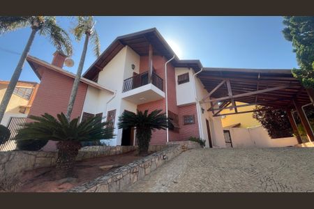 Casa de condomínio à venda com 800m², 5 quartos e 4 vagas Casa de condomínio à venda com 800m², 5 quartos e 4 vagasFachada