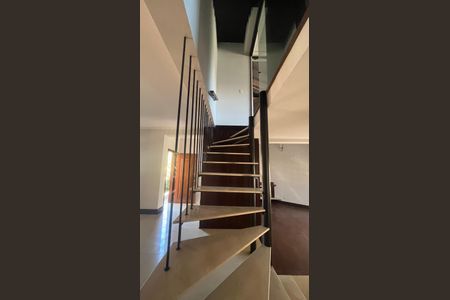 Casa de condomínio à venda com 800m², 5 quartos e 4 vagas Casa de condomínio à venda com 800m², 5 quartos e 4 vagasEscada