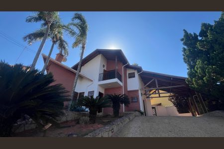 Casa de condomínio à venda com 800m², 5 quartos e 4 vagas Casa de condomínio à venda com 800m², 5 quartos e 4 vagasFachada