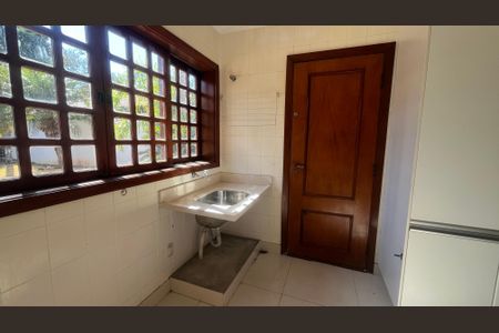 Casa de condomínio à venda com 800m², 5 quartos e 4 vagas Casa de condomínio à venda com 800m², 5 quartos e 4 vagasÁrea de Serviço