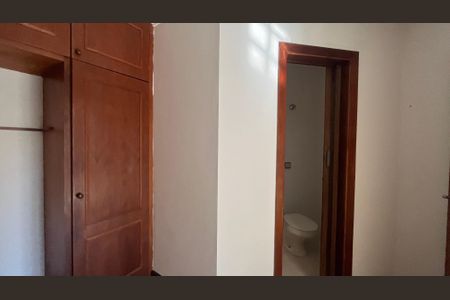 Casa de condomínio à venda com 800m², 5 quartos e 4 vagas Casa de condomínio à venda com 800m², 5 quartos e 4 vagasQuarto de Serviço