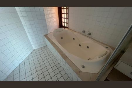 Casa de condomínio à venda com 800m², 5 quartos e 4 vagas Casa de condomínio à venda com 800m², 5 quartos e 4 vagasBanheiro da Suíte 4