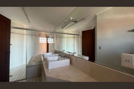 Casa de condomínio à venda com 800m², 5 quartos e 4 vagas Casa de condomínio à venda com 800m², 5 quartos e 4 vagasBanheiro da Suíte 4