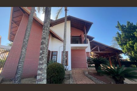 Casa de condomínio à venda com 800m², 5 quartos e 4 vagas Casa de condomínio à venda com 800m², 5 quartos e 4 vagasFachada