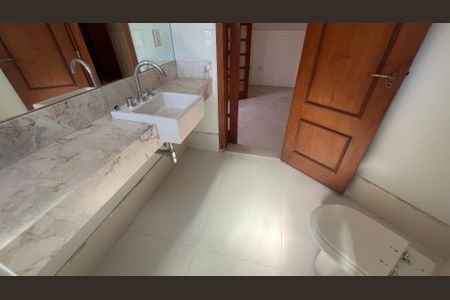 Casa de condomínio à venda com 800m², 5 quartos e 4 vagas Casa de condomínio à venda com 800m², 5 quartos e 4 vagasBanheiro da Suíte 3