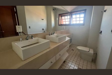 Casa de condomínio à venda com 800m², 5 quartos e 4 vagas Casa de condomínio à venda com 800m², 5 quartos e 4 vagasBanheiro da Suíte 4